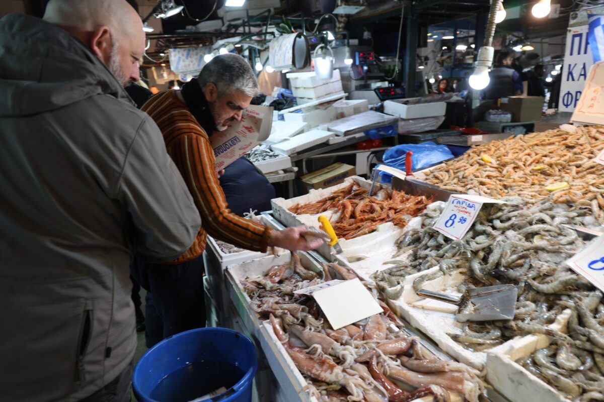 Μέχρι το μεσημέρι λειτουργούν Βαρβάκειος και Καπάνι, κανονικά και οι λαϊκές αγορές – Ποια σούπερ μάρκετ είναι ανοικτά