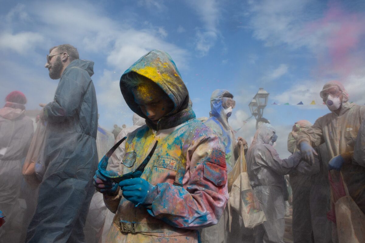 Γαλαξίδι: Χιλιάδες επισκέπτες και 3.000 σακούλες αλεύρι για το Αλευρομουτζούρωμα – Από πού κρατά το έθιμο