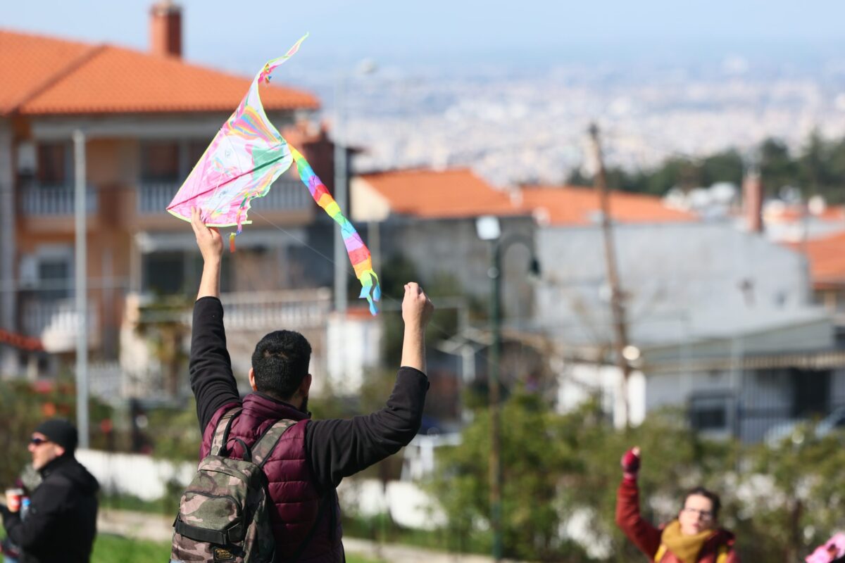 Κούλουμα: Τηρήθηκε το έθιμο της Καθαράς Δευτέρας σε όλη τη χώρα με λαγάνα, φασολάδα, χαρταετούς, χορό και κρασί