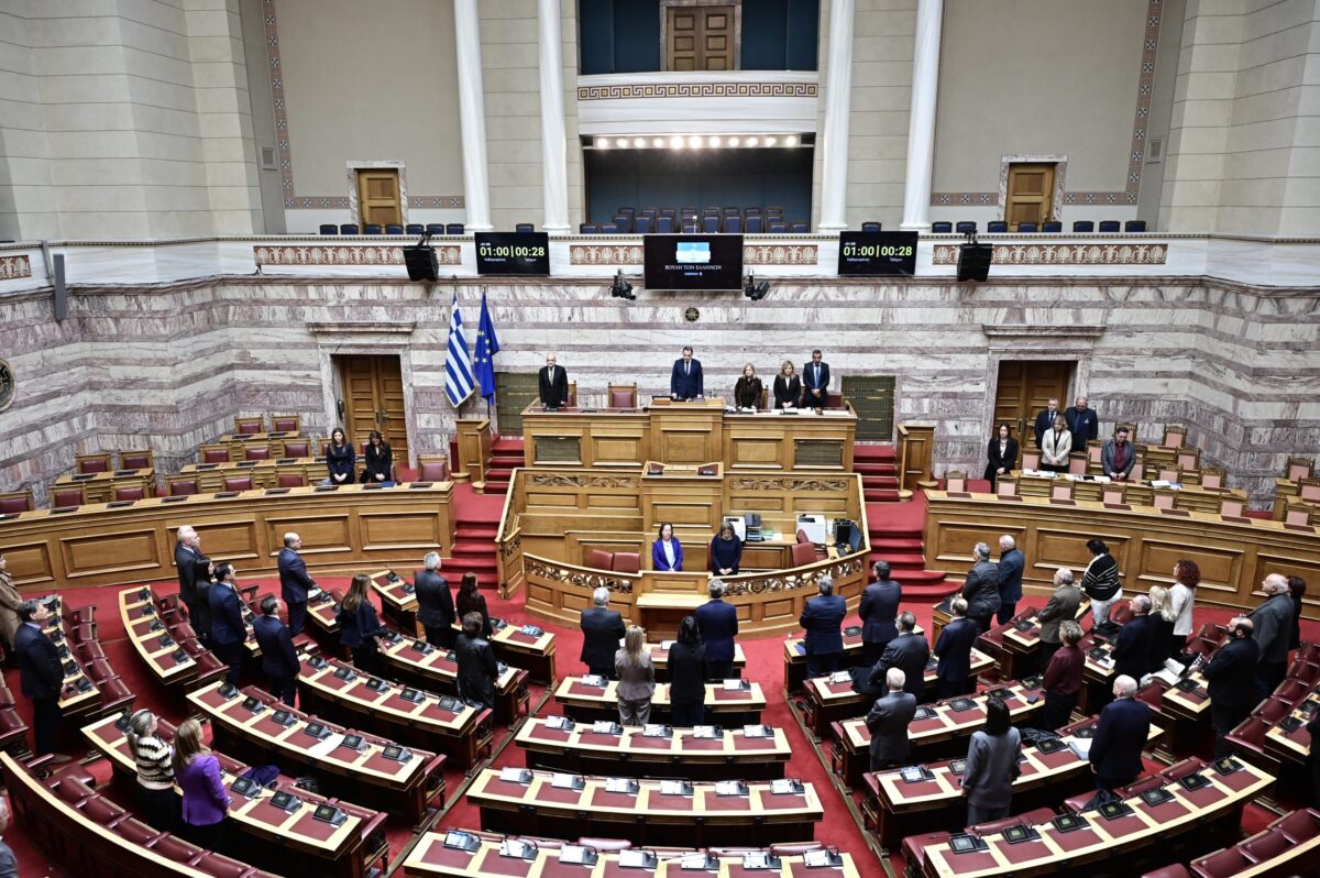 Πολιτική σύγκρουση στη Βουλή με αφορμή την τρίτη επέτειο από την τραγωδία των Τεμπών