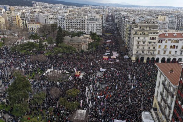 Με αίτημα την απονομή δικαιοσύνης χιλιάδες κόσμου διαδήλωσαν στη Θεσσαλονίκη για τα Τέμπη