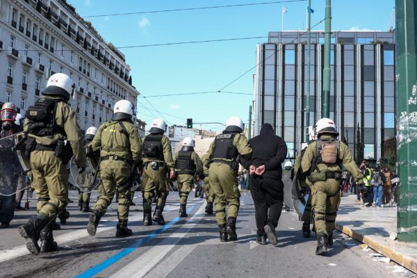 ΕΛΑΣ: 19 συλλήψεις και 200 προσαγωγές στη συγκέντρωση για τα Τέμπη στο Σύνταγμα
