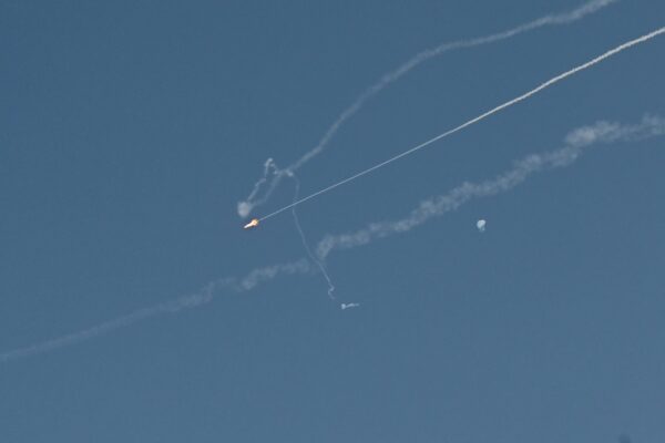 Ντουμπάι: «Ξυπνάμε από τις εκρήξεις» – Η μαρτυρία Ελληνίδας στο ΕΡΤnews για την κατάσταση στην πόλη