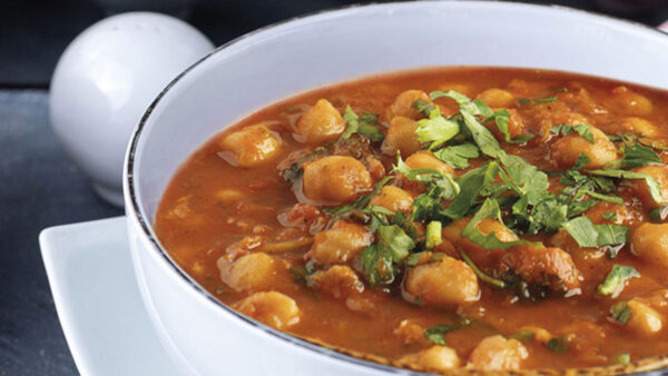 Ρεβίθια με σπανάκι και κόκκινη πιπεριά – Το απόλυτο χειμωνιάτικο comfort πιάτο