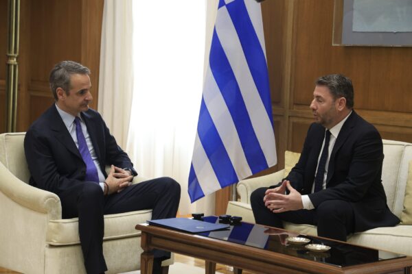 Ενημέρωση του προέδρου του ΠΑΣΟΚ από τον Πρωθυπουργό για τις εξελίξεις στη Μ. Ανατολή