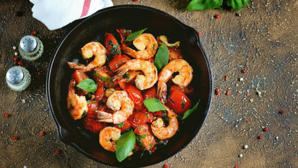 Γρήγορη συνταγή για θαλασσινά με ντομάτα και ελιές