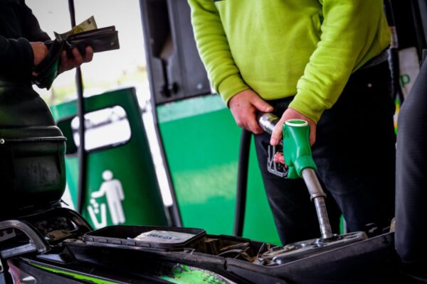 Ουρές στα πρατήρια καυσίμων και φόβοι για εκτίναξη της τιμής της βενζίνης