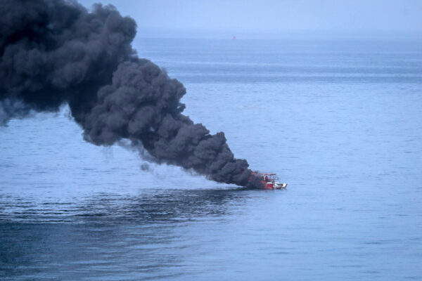 Επίθεση σε φορτηγό πλοίο με σημαία Μάλτας στα Στενά του Ορμούζ – Φωτιά στο μηχανοστάσιο, αποχώρησε το πλήρωμα