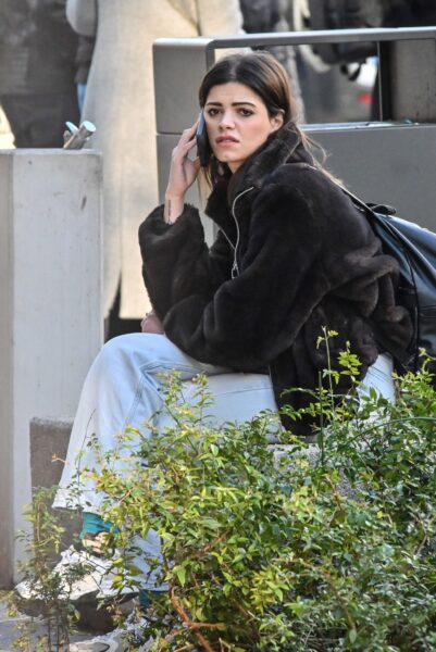 Τζένη Καζάκου: Η Δώρα Σφέτσα από τον «Άγιο Έρωτα» σε μια χαλαρή βόλτα στο κέντρο της Αθήνας