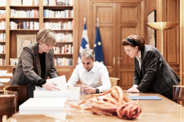 Μητσοτάκης για συλλογή Χόιερ: Μοναδικό τεκμήριο της ναζιστικής θηριωδίας, αποτυπώνει τους αγώνες του λαού μας απέναντι στον φασισμό