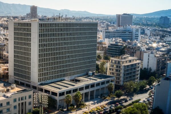 Προσήχθη άνδρας που απειλούσε να ανατιναχθεί έξω από τη ΓΑΔΑ – Ελεγχόμενη έκρηξη από κλιμάκιο του ΤΕΕΜ, ολιγόλεπτη διακοπή της κυκλοφορίας στο σημείο