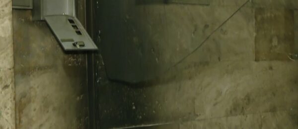 Εξάρχεια: Ζημιές σε είσοδο πολυκατοικίας από «γκαζάκια»