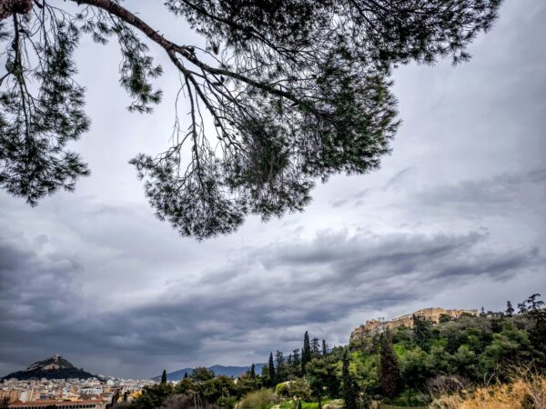 Καιρός: Στα δύο, με ήλιο και βροχές, η χώρα