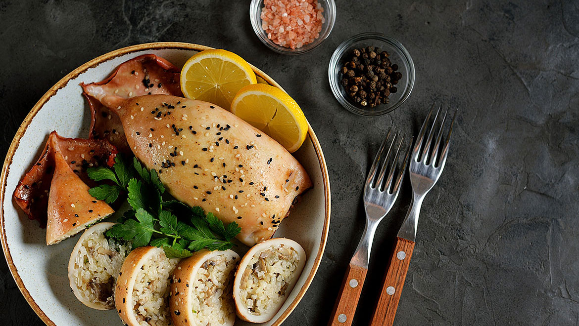 Καλαμάρια γεμιστά με μανιτάρια: Ένα μεσογειακό πιάτο που εντυπωσιάζει