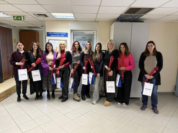 Ένα κόκκινο τριαντάφυλλο για τις γυναίκες της Ελληνικής Αστυνομίας