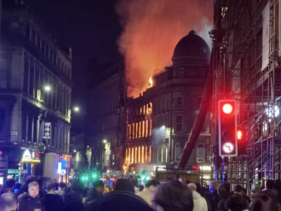 Μεγάλη πυρκαγιά σε κατάστημα στη Γλασκώβη