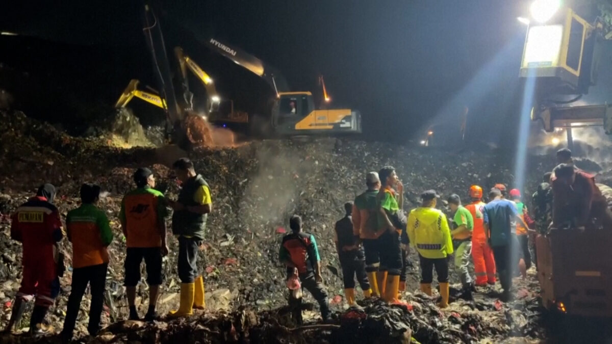 Ινδονησία: Τουλάχιστον πέντε νεκροί μετά από κατάρρευση τόνων απορριμμάτων στη μεγαλύτερη χωματερή της χώρας