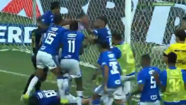 Σοβαρά επεισόδια και 23 αποβολές στο Κρουζέιρο – Ατλέτικο Μινέιρο