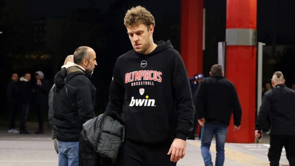 Ο Ολυμπιακός φεύγει για Γαλλία με Βεζένκοφ και Μόρις, αλλά χωρίς Γουόκαπ και Λαρεντζάκη