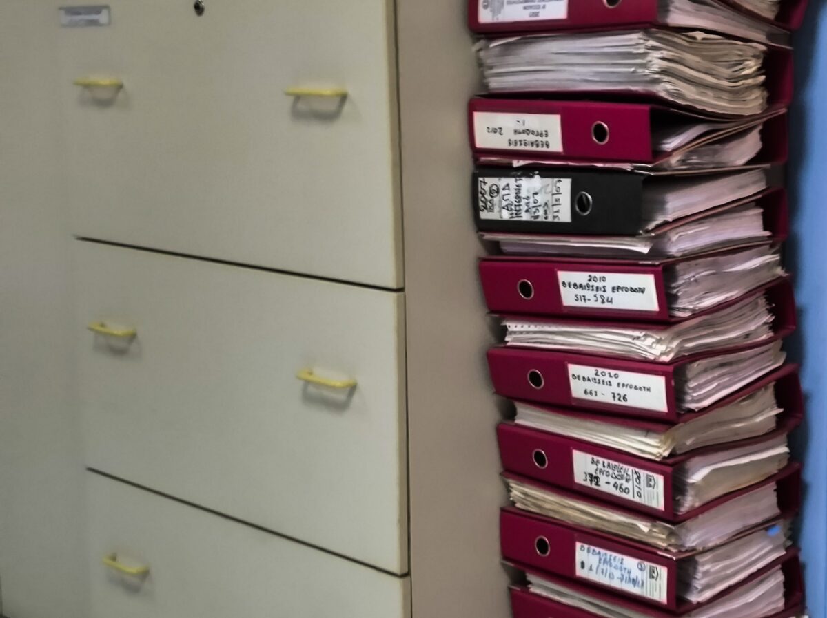 Ένας 65χρονος εισέβαλε στα γραφεία του ΕΦΚΑ στην Ομόνοια και απείλησε τους υπαλλήλους με στυλιάρι