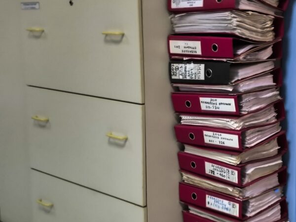 Ένας 65χρονος εισέβαλε στα γραφεία του ΕΦΚΑ στην Ομόνοια και απείλησε τους υπαλλήλους με στυλιάρι