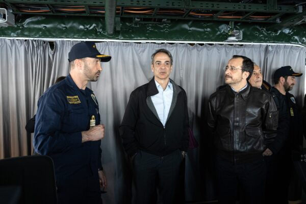 Μητσοτάκης και Χριστοδουλίδης επιθεώρησαν τη φρεγάτα «Κίμων» – «Καθήκον μας να προστατεύσουμε την Κύπρο»