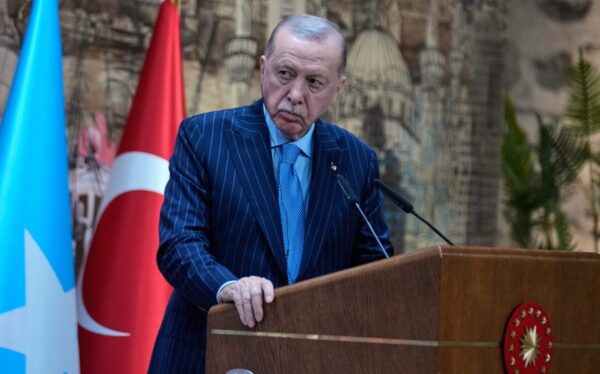 Ερντογάν προς Ιράν: Αδικαιολόγητη κάθε παραβίαση του τουρκικού εναέριου χώρου – Τηλεφωνική επικοινωνία με Πεζεσκιάν