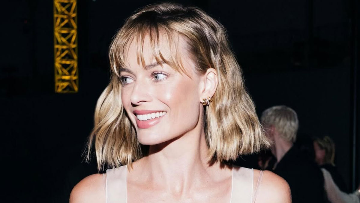 Chanel FW2026: Η Margot Robbie παραδίδει μαθήματα στυλ με το νέο της κούρεμα