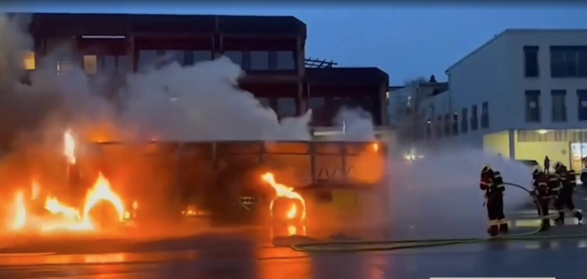 Ελβετία: Έξι νεκροί και πέντε τραυματίες από φωτιά σε λεωφορείο – Πληροφορίες ότι άνδρας αυτοποπυρπολήθηκε μέσα στο λεωφορείο