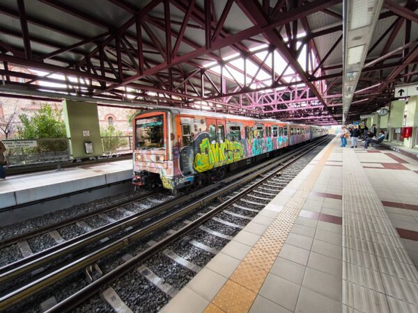 Άγνωστοι πέταξαν πέτρα σε συρμό του Ηλεκτρικού – Τραυματίστηκε επιβάτης