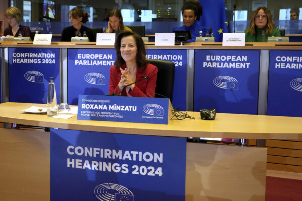 Στην Ελλάδα για την Εθνική Κοινωνική Συμφωνία η εκτελεστική αντιπρόεδρος της ΕΕ Ροξάνα Μινζάτου