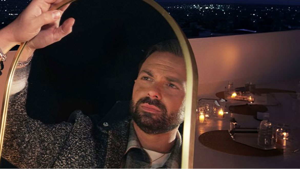 Ηλίας Βρεττός: Τραγουδά live τα πιο ερωτικά τραγούδια με φόντο τη νυχτερινή Αθήνα