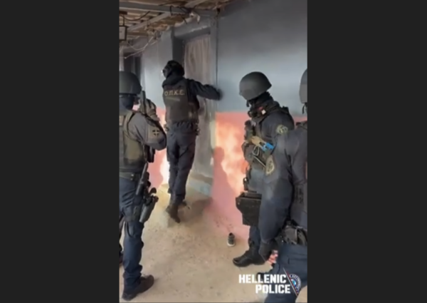 Καρέ καρέ επιχείρηση της ΕΛ.ΑΣ. σε καταυλισμούς Ρομά σε Παιανία και Σπάτα: 16 συλλήψεις για ρευματοκλοπή – Αφαιρέθηκαν 230 μέτρα καλωδίων