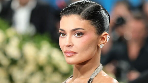 Το beauty statement της Kylie Jenner με αποχρωματισμένα φρύδια παραμένει trend