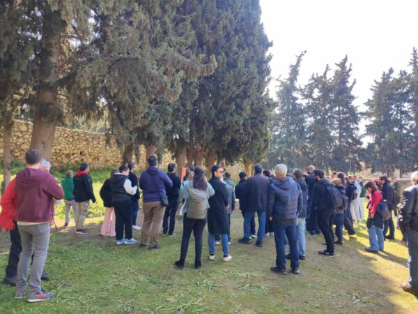 Χιλιάδες κόσμου επισκέπτεται το Σκοπευτήριο της Καισαριανής με αφορμή την αποκάλυψη των συγκλονιστικών φωτογραφικών ντοκουμέντων