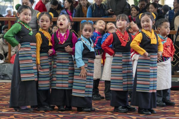 Η Κίνα εγκρίνει νόμο για την «εθνοτική ενότητα» που υποχρεώνει τις μειονότητες να μάθουν τα μανδαρινικά