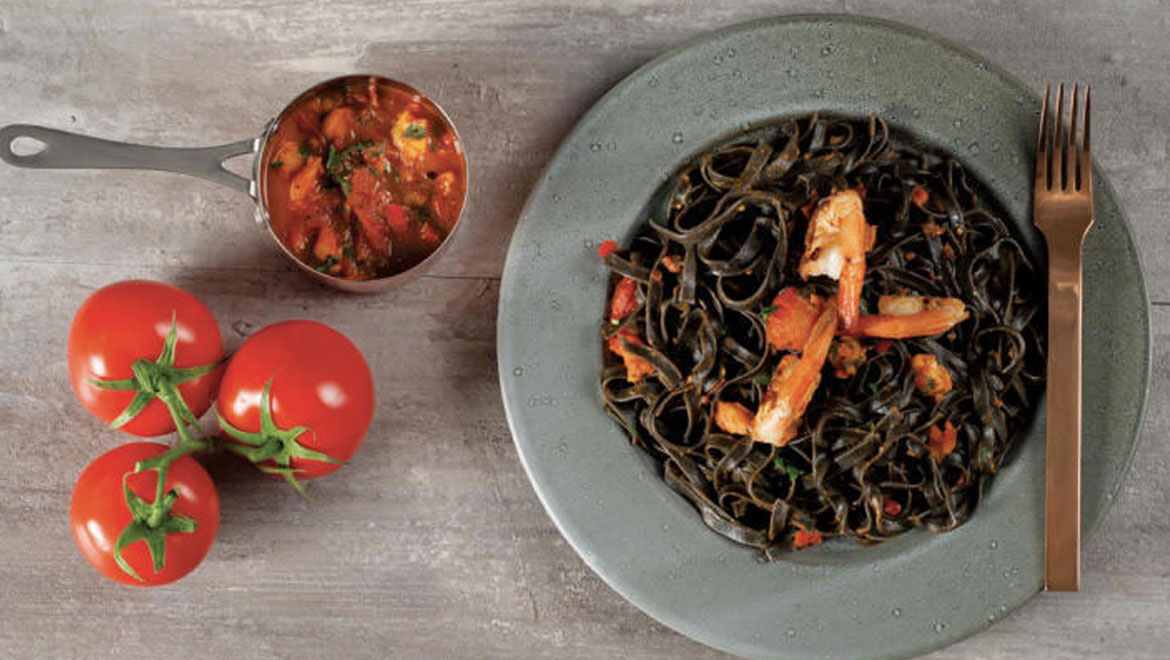 Ταλιατέλες με μελάνι σουπιάς, γαρίδες και ανάμεικτα όστρακα