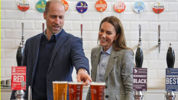 Λονδίνο: Η Kate Middleton και ο Πρίγκιπας William δοκίμασαν τοπικά προϊόντα και σέρβιραν μπύρες στους επισκέπτες