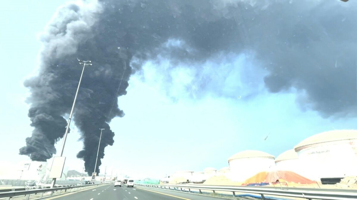 Προειδοποίηση από τα Ηνωμένα Αραβικά Εμιράτα για «τέλος αυτοσυγκράτησης» ενώ φλέγεται το λιμάνι Φουτζάιρα