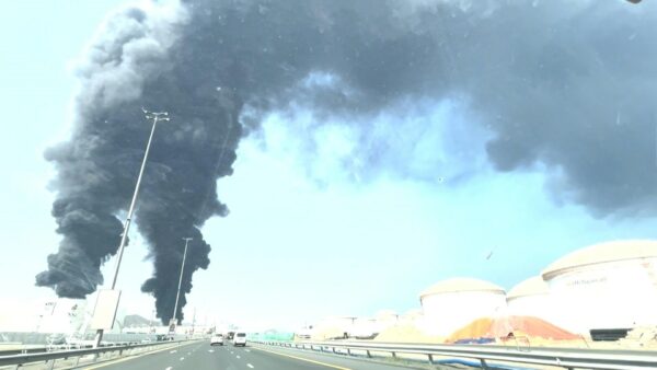 Προειδοποίηση από τα Ηνωμένα Αραβικά Εμιράτα για «τέλος αυτοσυγκράτησης» ενώ φλέγεται το λιμάνι Φουτζάιρα