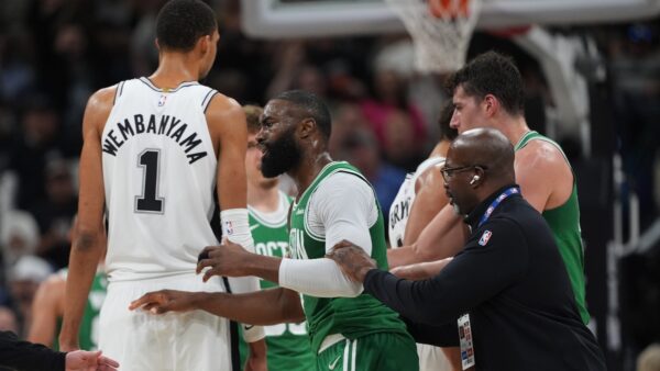 Έξαλλος ο Τζέιλεν Μπράουν με τους διαιτητές