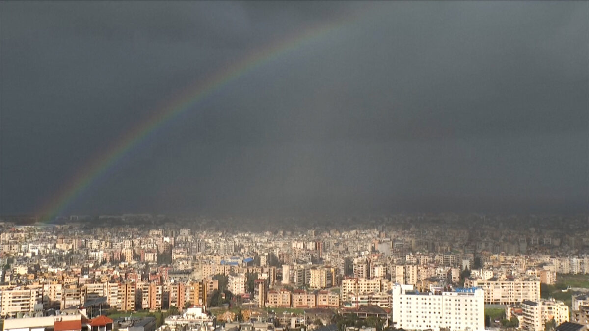 Λίβανος: Ουράνιο τόξο πάνω από τη Βηρυτό την ώρα που καπνοί υψώνονται στα νότια προάστια
