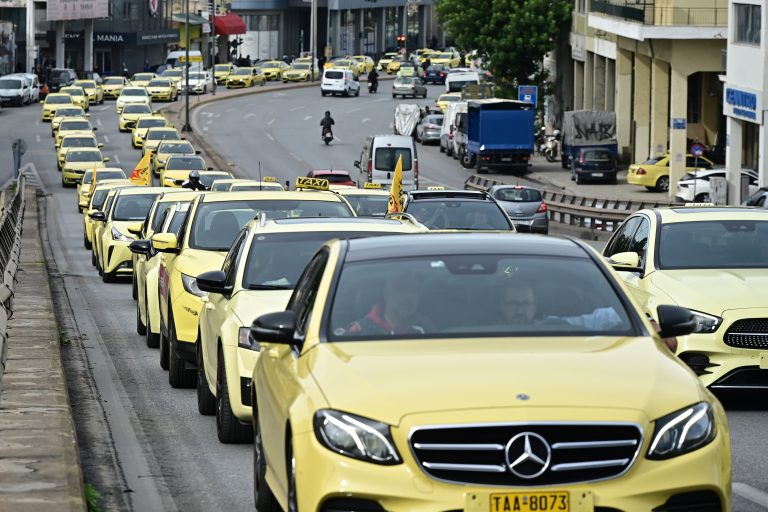 Προς πανελλαδική απεργιακή κινητοποίηση διαρκείας οι αυτοκινητιστές ταξί από αύριο Τρίτη