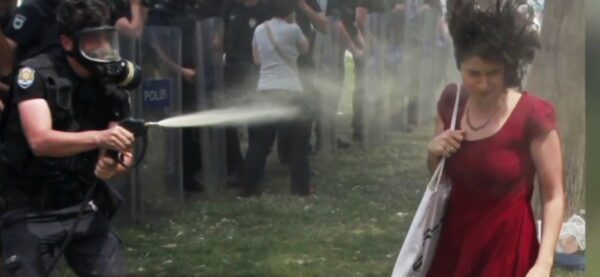 Με 300 εμφυτεύσεις δέντρων καταδικάστηκε ο αστυνομικός για τα χημικά στη «γυναίκα με τα κόκκινα» στις διαδηλώσεις στο Γκεζί