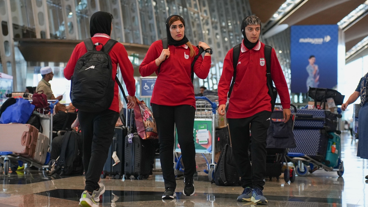 Στην Κωνσταντινούπολη τα μέλη της γυναικείας ομάδας ποδοσφαίρου του Ιράν (vid)