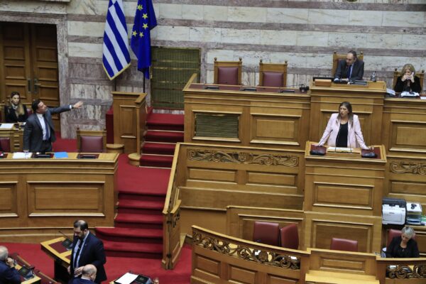 Σφοδρή κόντρα Γεωργιαδή – Κωνσταντοπούλου στη Βουλή για ένα κρακεράκι