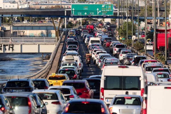 Κίνηση στους δρόμους της Αθήνας: Στο «κόκκινο» ο Κηφισός, μεγάλες καθυστερήσεις και στην Αττική Οδό