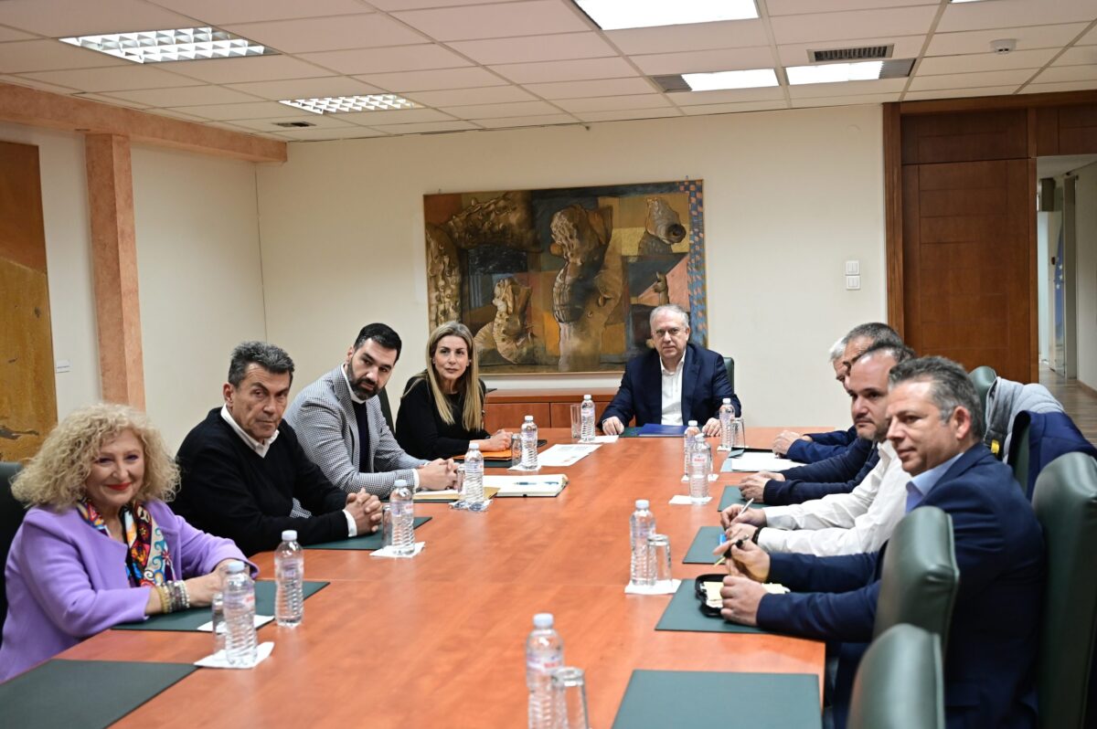 Συμφωνία στη συνάντηση Θεοδωρικάκου με βενζινοπώλες – Απομακρύνονται οι κινητοποιήσεις