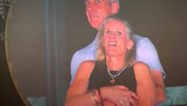 Ολέθριο kiss cam: «Με κορόιδεψε, με κατέστρεψε» λέει η γυναίκα του σκανδάλου των Coldplay