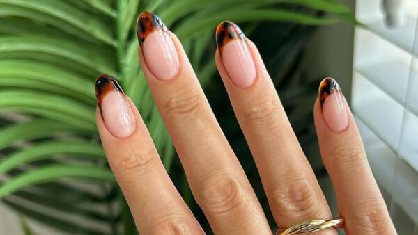 Tortoiseshell Nails: Το nail trend που αποθεώνει την κλασική θηλυκότητα